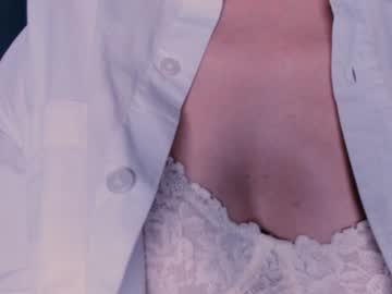 girl
        lauratanguy cam image #5052384