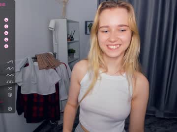 girl
        fresh_cherries cam image #2468340