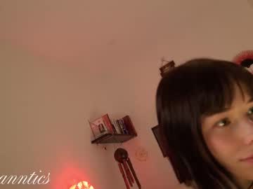 girl
        anntics_ cam image #6871498