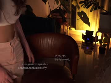 girl
        effylowell_ cam image #1723360
