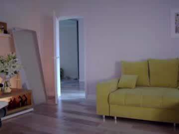 girl
        girl_next_door19 cam image #6831210