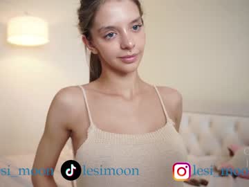 girl
        lesi_moon cam image #3532468