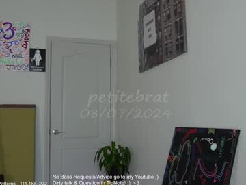girl
        petitebrat cam image #4764631