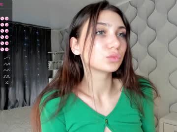girl
        ariella_moore cam image #2875559