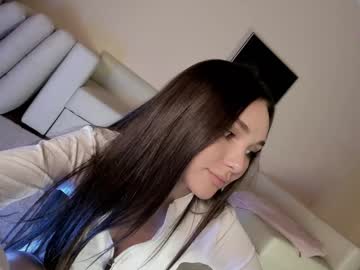 girl
        hollyextra cam image #4716295