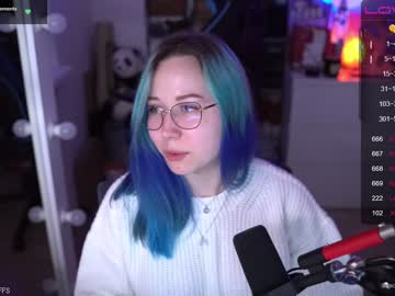 girl
        blue_mooncat cam image #2037206