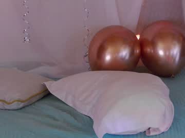 girl
        girl_next_door19 cam image #2384843