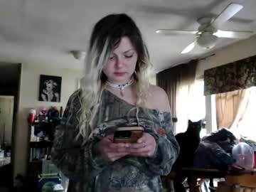 girl
        kipsy420 cam image #6777028