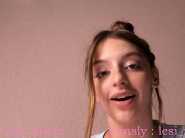 girl
        lesi_moon cam image #2242783