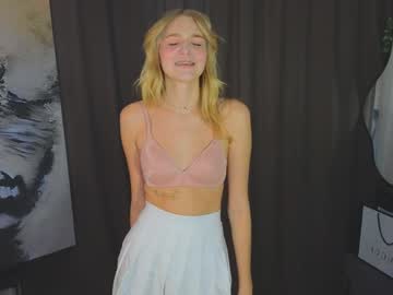 girl
        emilyhewell cam image #5447949