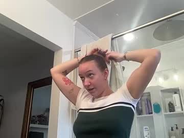 girl
        carlyy13 cam image #5762910