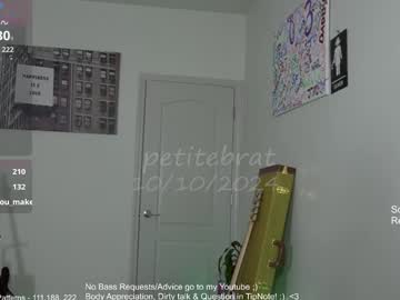 girl
        petitebrat cam image #5226423