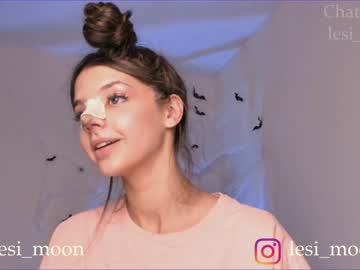 girl
        lesi_moon cam image #2730930