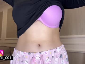 girl
        tatti_1 cam image #1066418