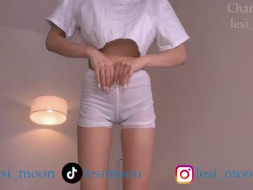 girl
        lesi_moon cam image #3461395