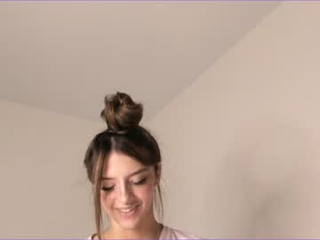 girl
        lesi_moon cam image #2626364