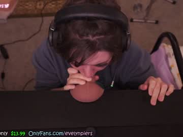 girl
        evelynpiers cam image #1141271