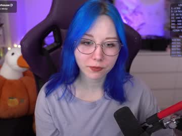 girl
        blue_mooncat cam image #5362552
