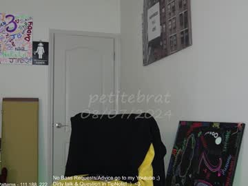 girl
        petitebrat cam image #4764264