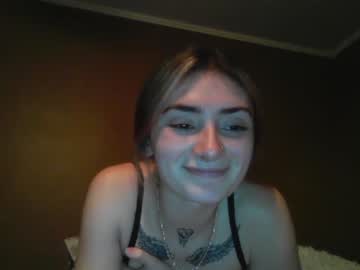 girl
        demiibear cam image #1486027