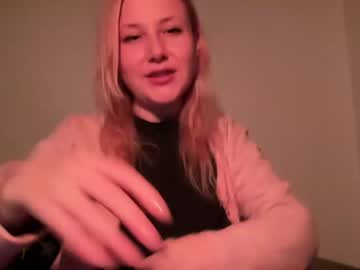 girl
        hellyriddle cam image #1022268