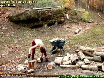couple
        honeyand_thebear cam image #104747