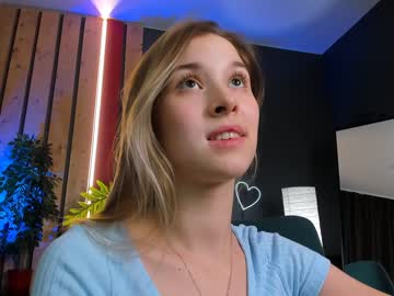 girl
        milablush cam image #2122272