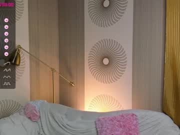 girl
        happiness_call cam image #1763686