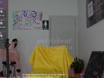 girl
        petitebrat cam image #4599080
