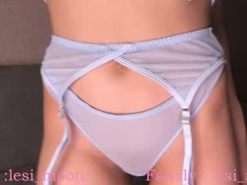 girl
        lesi_moon cam image #2242063