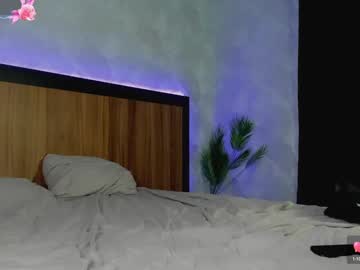 girl
        playful_moon cam image #6279194