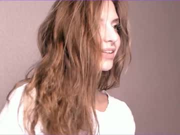 girl
        lesi_moon cam image #2286855